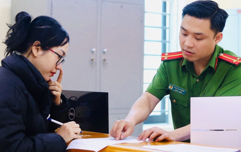 khong-yeu-cau-xuat-trinh-giay-xac-nhan-thong-tin-cu-tru-neu-da-khai-thac-duoc-du-lieu-tren-vneid