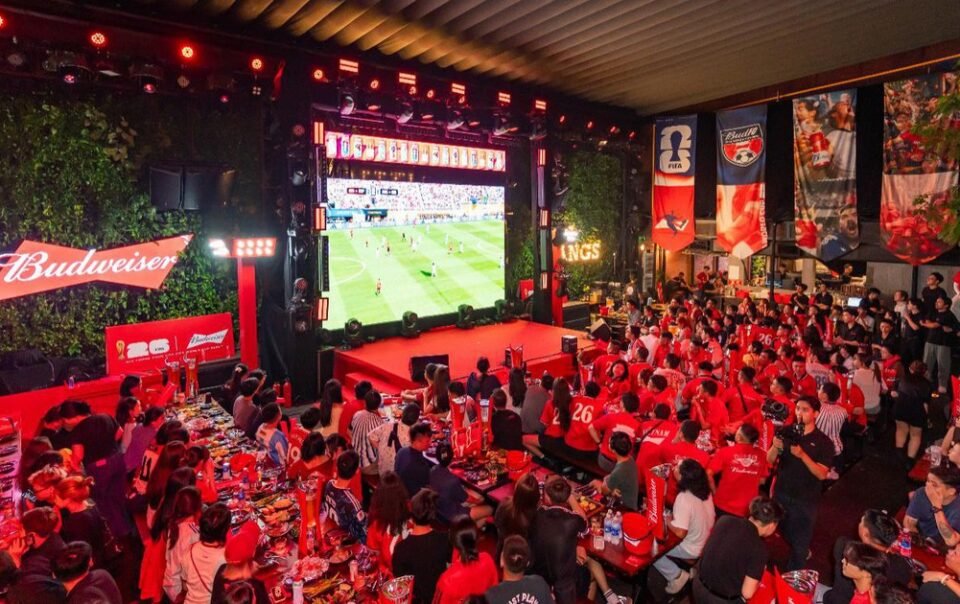 budweiser-cung-nguoi-ham-mo-an-mung-tay-ban-nha-vo-dich-world-cup-2026