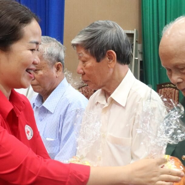 502-phan-qua-tri-an-nguoi-co-cong-voi-cach-mang