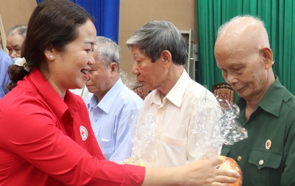 502-phan-qua-tri-an-nguoi-co-cong-voi-cach-mang