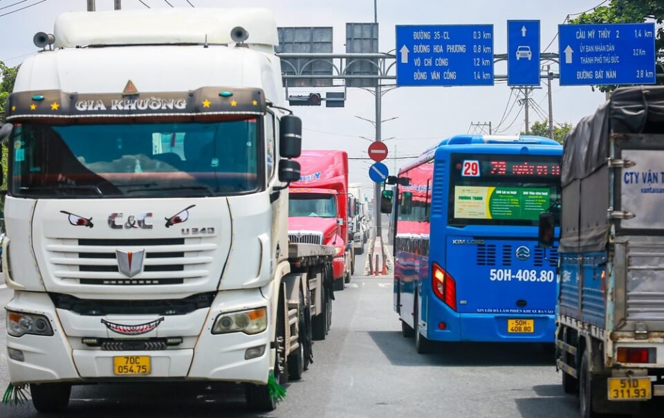 mo-hanh-lang-rieng-cho-xe-container,-tai-cau-truc-giao-thong-khu-dong-tp.hcm
