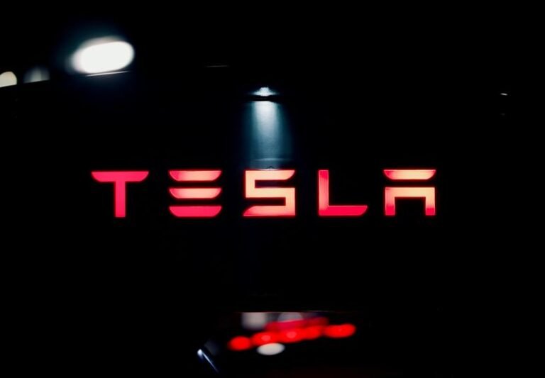 tesla-giu-kho-bac-bitcoin-on-dinh,-bao-cao-khoan-lo-giam-gia-112-trieu-usd