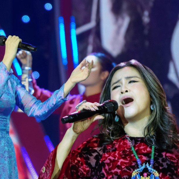 thanh-lam-hat-mau-hoa-do,-hoa-minzy-hat-noi-dau-giua-hoa-binh-tuong-nho-mot-thoi-hoa-lua