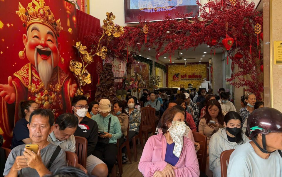 trai-nguoc-voi-ha-noi,-nguoi-dan-tphcm-xep-hang-ban-vang,-kim-cuong