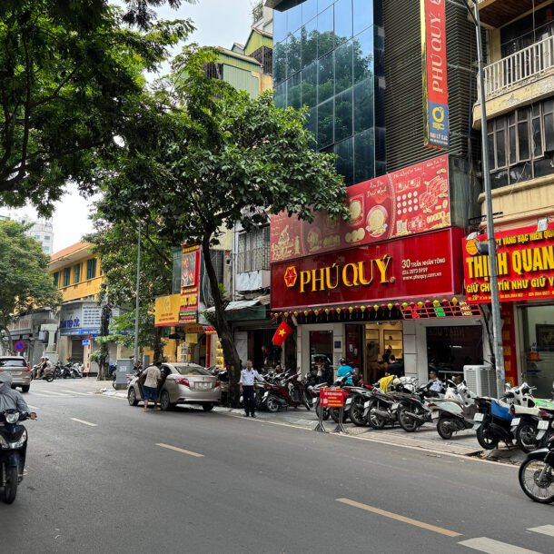 canh-tuong-pho-vang-ha-noi-khi-gia-vang-lao-doc,-tim-dau-nguoi-bat-day?