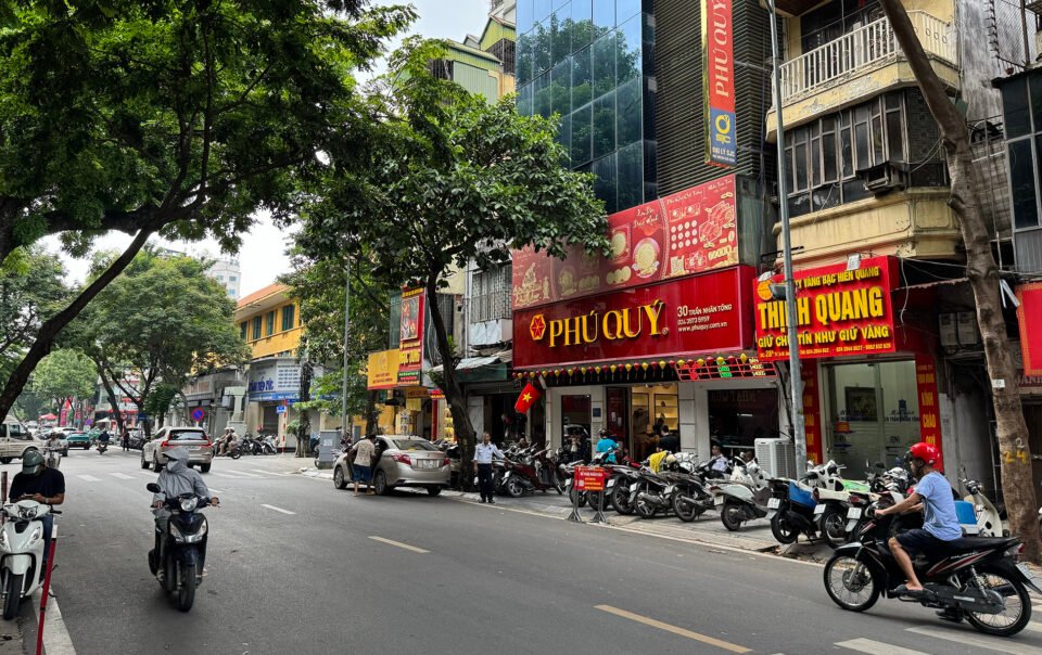 canh-tuong-pho-vang-ha-noi-khi-gia-vang-lao-doc,-tim-dau-nguoi-bat-day?