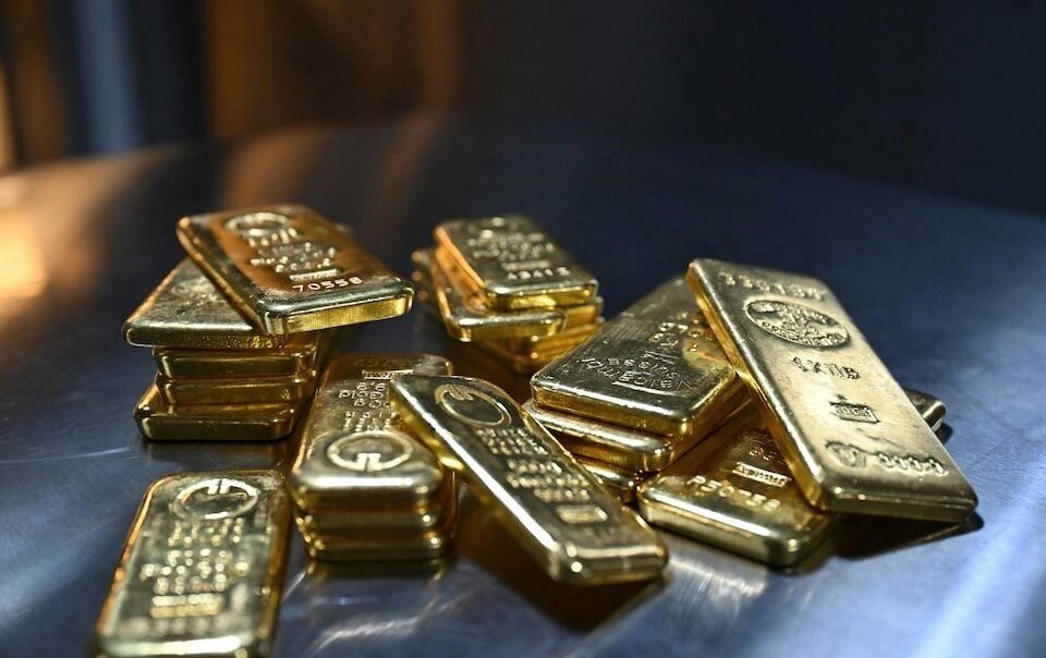 gia-dau-the-gioi-vuot-100-usd,-gia-vang-giam-manh