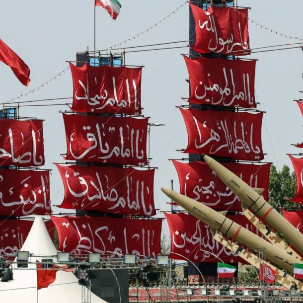 trung-dong-toi-24-7:-iran-tan-cong-can-cu-my-o-bahrain,-jordan-va-kuwait;-gia-dau-giam