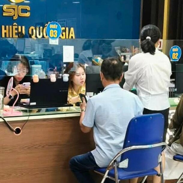 gia-vang-giam-manh,-nhieu-nguoi-tranh-thu-‘bat-day’