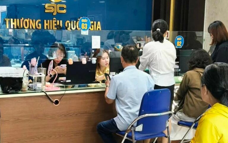gia-vang-giam-manh,-nhieu-nguoi-tranh-thu-‘bat-day’