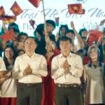 hon-100-kieu-bao-tre-ho-vang-‘viet-nam,-ho-chi-minh’-trong-le-be-mac-trai-he-viet-nam
