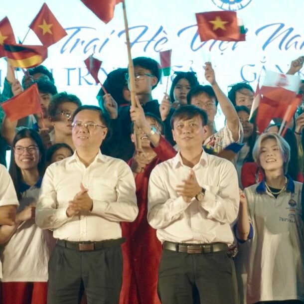 hon-100-kieu-bao-tre-ho-vang-‘viet-nam,-ho-chi-minh’-trong-le-be-mac-trai-he-viet-nam
