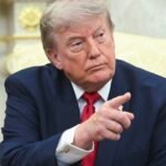 ong-trump-dung-bien-bao-truoc-bao-tang,-muon-sua-lich-su-nuoc-my