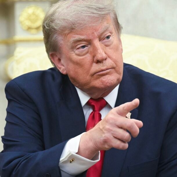 ong-trump-dung-bien-bao-truoc-bao-tang,-muon-sua-lich-su-nuoc-my