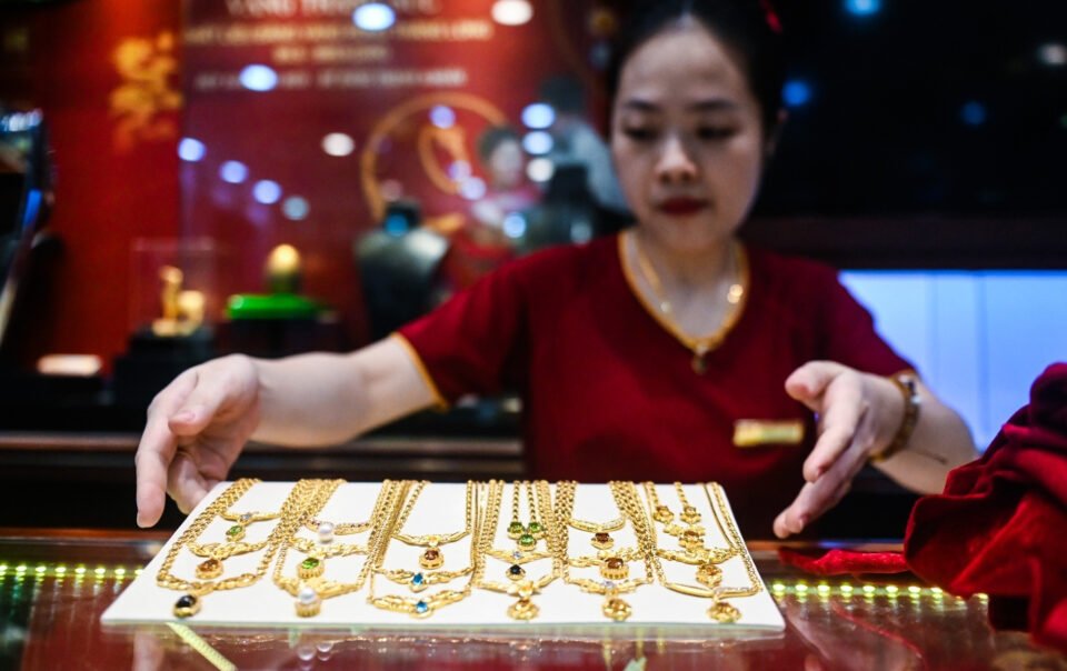 gia-vang-hom-nay-18/7/2026:-ket-tuan-vang-sjc-giam-khoang-2,4-trieu-dong/luong