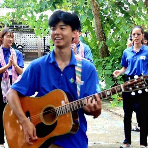 chien-si-mua-he-xanh:-di-de-cong-hien,-ve-luu-luyen-voi-nuoc-mat-hanh-phuc