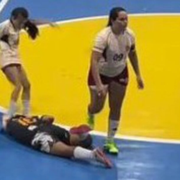 video-gay-soc-o-giai-futsal-brazil,-nu-cau-thu-lien-tiep-sut-vao-dau-doi-thu-‘rat-da-man’