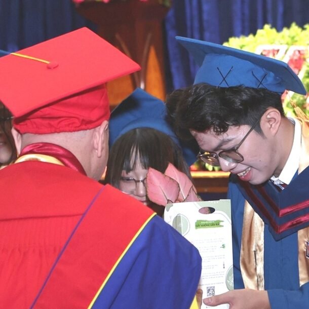 buoc-chan-den-voi-cua-tan-cu-nhan-ngay-tot-nghiep