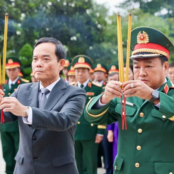 bi-thu-tran-luu-quang-cung-lanh-dao-tp.hcm-dang-huong-tuong-niem-anh-hung-liet-si-nhan-ngay-27-7