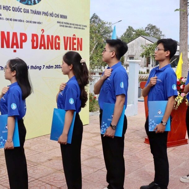 mau-ao-xanh-dung-vao-hang-ngu-cua-dang-giua-mua-tinh-nguyen
