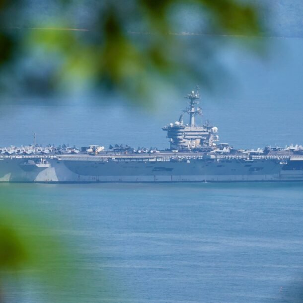 tau-san-bay-mang-ten-vi-tong-thong-my-dau-tien-den-viet-nam