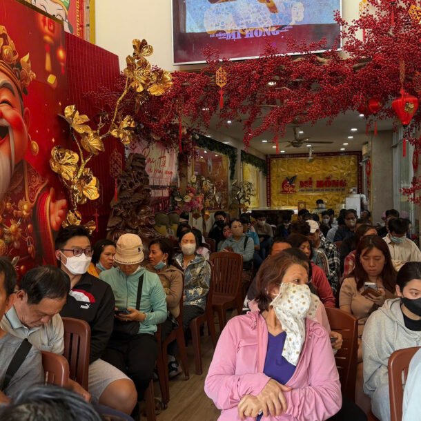 trai-nguoc-voi-ha-noi,-nguoi-dan-tphcm-xep-hang-ban-vang,-kim-cuong