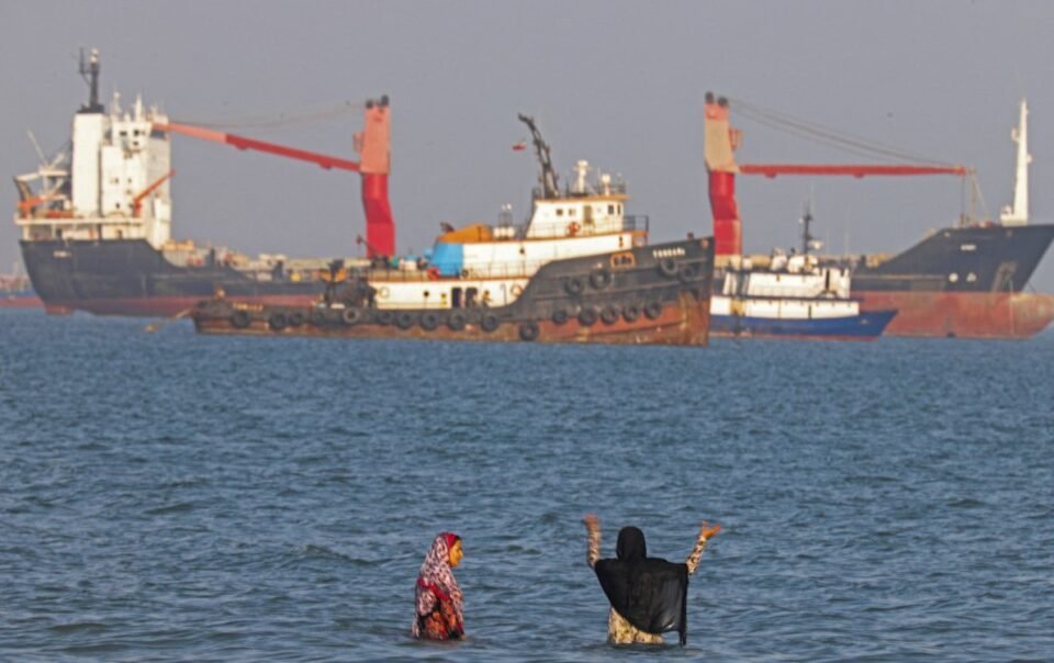 iran-ra-dieu-kien-mo-lai-eo-bien-hormuz