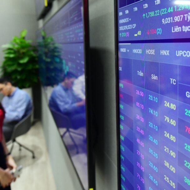 doc-nhanh-5-8:-gia-dau-‘tut-doc’,-vang-len-4.100-roi-quay-dau,-chung-khoan-dong-loat-tang