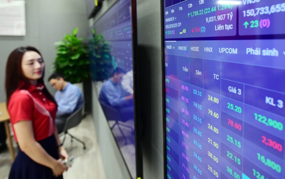 doc-nhanh-5-8:-gia-dau-‘tut-doc’,-vang-len-4.100-roi-quay-dau,-chung-khoan-dong-loat-tang