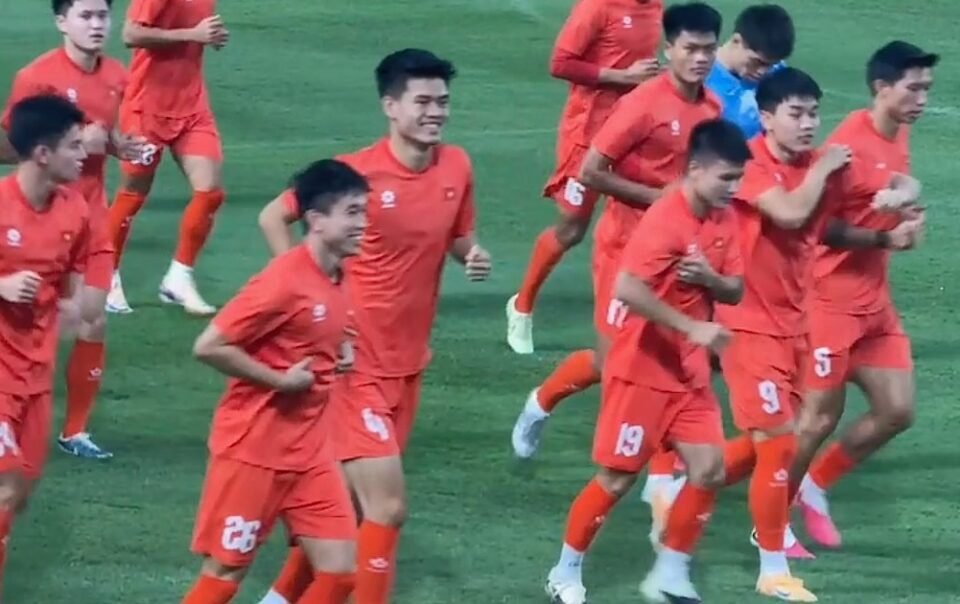 hlv-kim-sang-sik-‘uu-ai’-4-cau-thu-truoc-tran-viet-nam-–-campuchia
