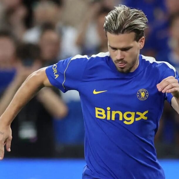 mudryk-lan-dau-ra-san-cho-chelsea-sau-gan-2-nam-bi-cam-thi-dau
