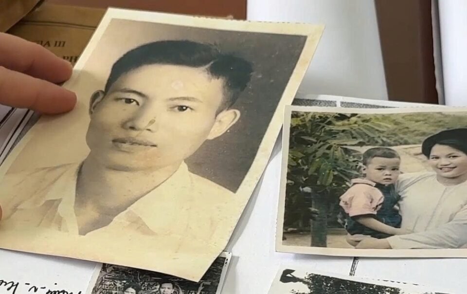 xuc-dong-nhung-la-thu,-buc-anh-trong-ho-so-can-bo-di-b-cho-ngay-‘tro-ve’
