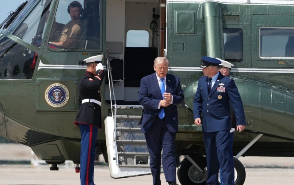my-dieu-tra-nghi-van-truc-thang-quan-su-cho-ong-trump-bay-qua-gan-may-bay-thuong-mai
