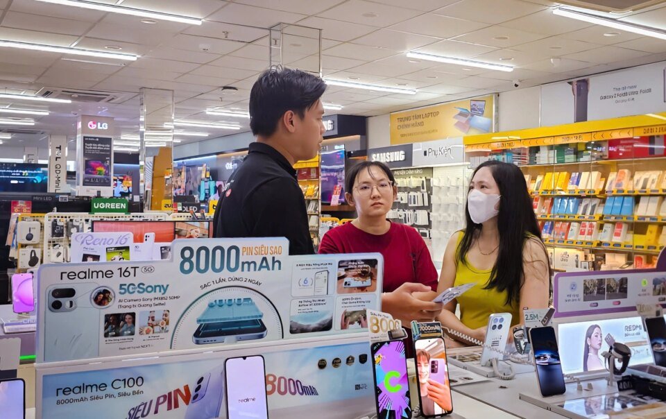 mua-tuu-truong-thanh-‘mua-vang’-cua-ban-le-cong-nghe,-thoi-trang
