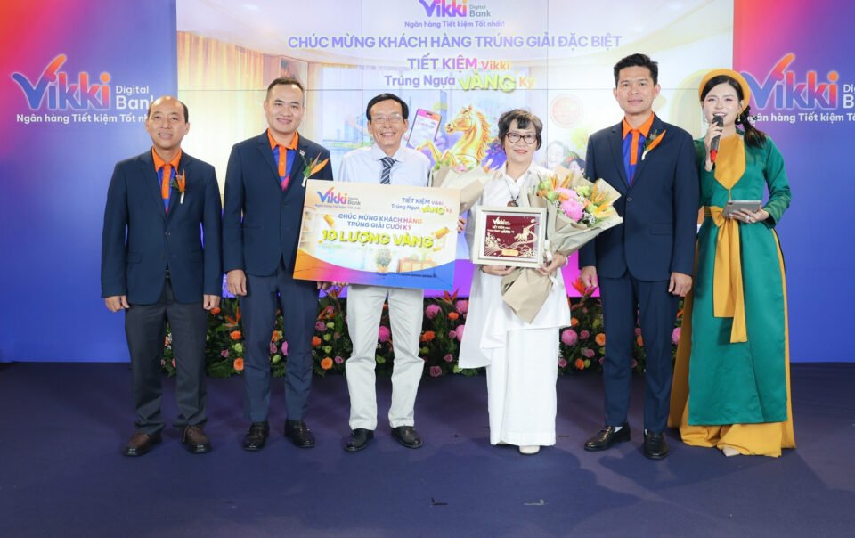 lo-dien-chu-nhan-ngua-vang-10-luong-sjc,-vikki-khai-cuoc-mua-bong-vang-ky