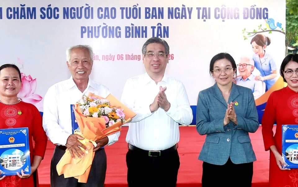 phuong-binh-tan-ra-mat-diem-cham-soc-nguoi-cao-tuoi-ban-ngay-tai-cong-dong
