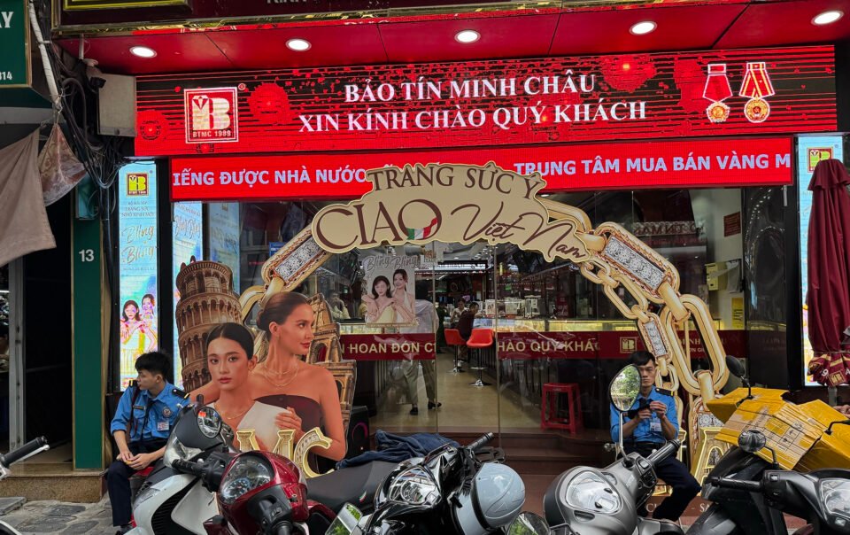 pho-vang-ha-noi-hiu-hat,-do-xo-ban-vang-o-tphcm;-50.000-doi-giay-nike-bi-lam-gia