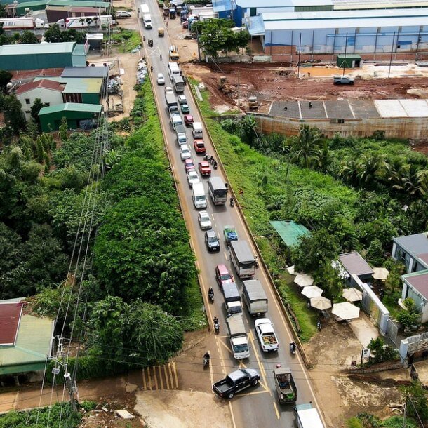 mua-sau-rieng,-quoc-lo-26-o-dak-lak-ket-cung-vi-container,-xe-tai