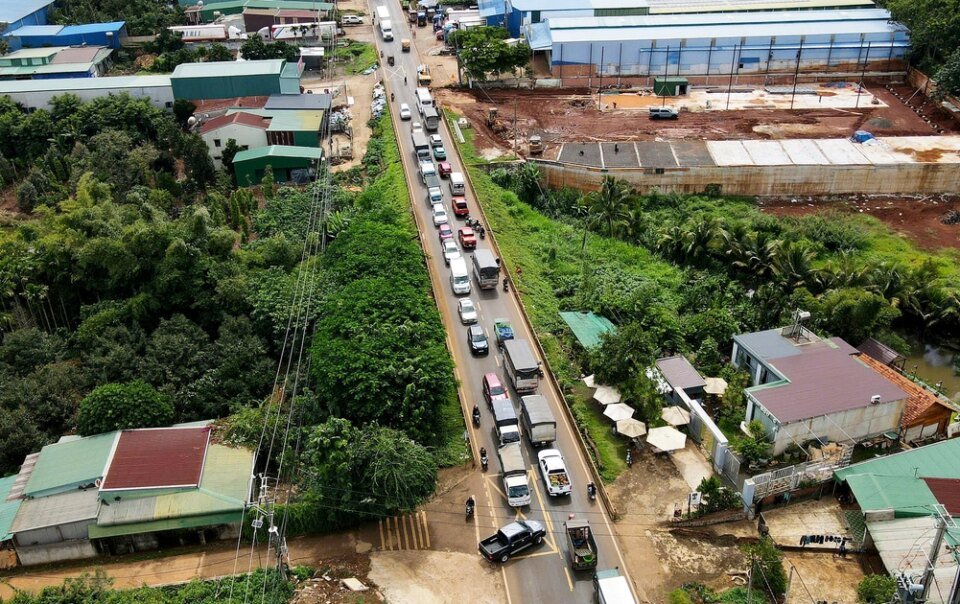 mua-sau-rieng,-quoc-lo-26-o-dak-lak-ket-cung-vi-container,-xe-tai
