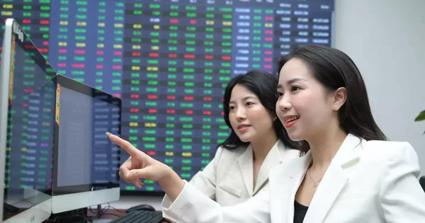 vn-index-tien-sat-1.800-diem,-them-co-phieu-ngan-hang-len-san