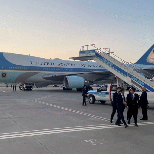 he-lo-loai-vu-khi-de-doa-khien-ong-trump-phai-bi-mat-roi-chiec-air-force-one-bang-xe-cho-suat-an