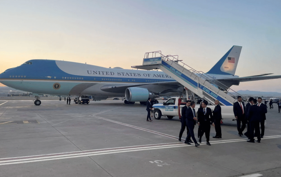 he-lo-loai-vu-khi-de-doa-khien-ong-trump-phai-bi-mat-roi-chiec-air-force-one-bang-xe-cho-suat-an