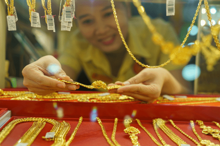 gia-vang-tang-manh,-cac-ong-lon-co-dong-thai-bat-ngo-sau-cu-roi-6-thang