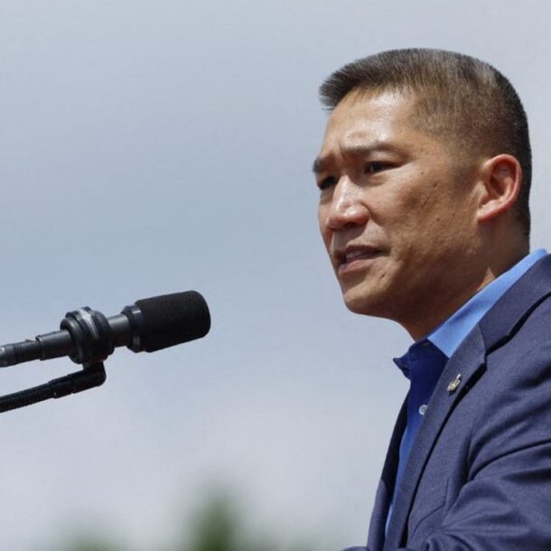 ong-hung-cao-bi-chat-van-sau-vu-thuy-thu-my-co-nhay-khoi-tau-san-bay-uss-abraham-lincoln
