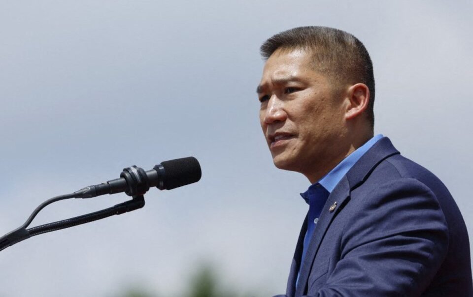 ong-hung-cao-bi-chat-van-sau-vu-thuy-thu-my-co-nhay-khoi-tau-san-bay-uss-abraham-lincoln