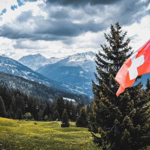 swissquote-cuts-full-year-guidance-as-1h-crypto-income-plunges,-shares-slide