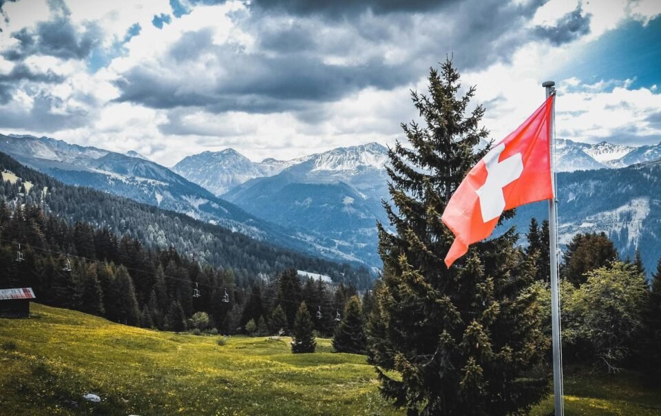 swissquote-cuts-full-year-guidance-as-1h-crypto-income-plunges,-shares-slide