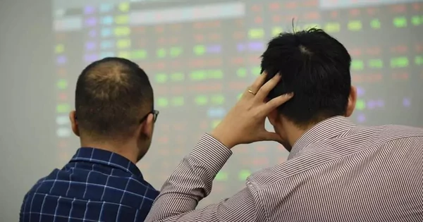 luc-ban-‘doi’-manh-cuoi-phien,-vn-index-lai-roi-xa-1.800-diem