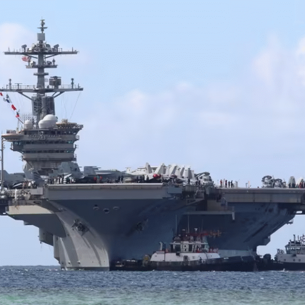 thuy-thu-tau-san-bay-uss-abraham-lincoln-roi-xuong-bien,-duoc-cuu-trong-vong-mot-gio