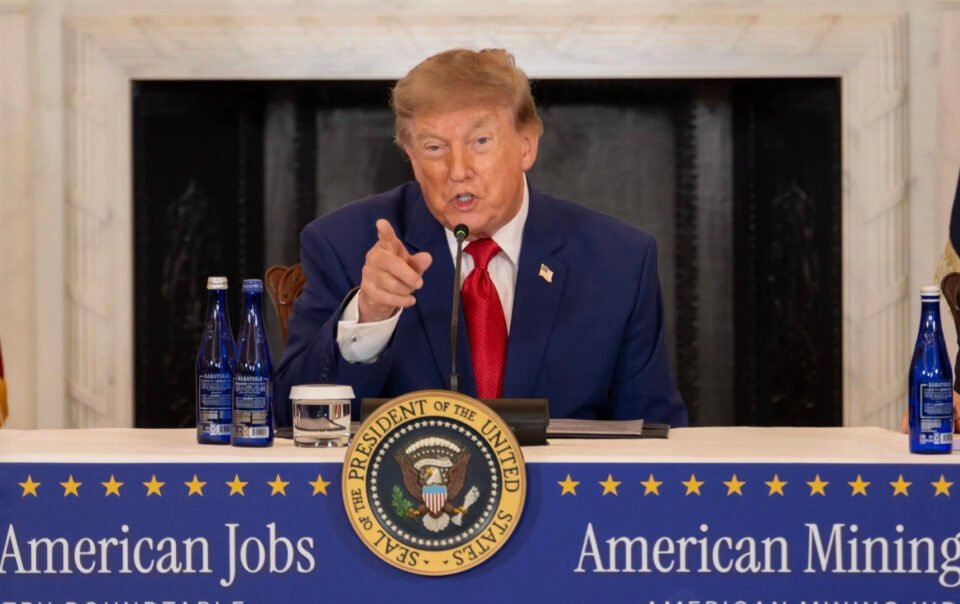 ong-trump-doa-tuyen-bo-eo-bien-hormuz-la-lanh-tho-my